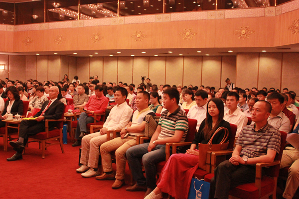 安邦集團董事長李貽連應邀出席電供暖專業委員會成立大會(圖2) 安邦集團董事長李貽連應邀出席電供暖專業委員會成立大會(圖2)