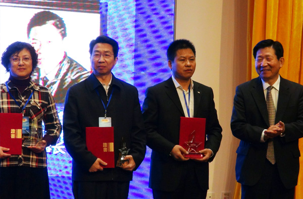 安邦集團(tuán)董事長當(dāng)選“2013中國企業(yè)自主創(chuàng)新十大人物”(圖4) 安邦集團(tuán)董事長當(dāng)選“2013中國企業(yè)自主創(chuàng)新十大人物”(圖4)