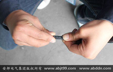安邦太陽能電伴熱帶安裝操作(安裝示意圖)(圖6) 將熱縮管套入電熱帶末端3厘米