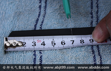 安邦太陽能電伴熱帶安裝操作(安裝示意圖)(圖17) 用電纜刀輕輕將電熱帶絕緣層7厘米處劃痕