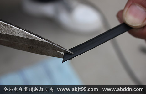 安邦太陽能電伴熱帶安裝操作(安裝示意圖)(圖20) 再沿首端斜角剪切45度斜角