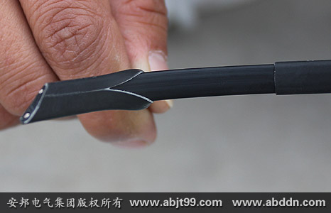 安邦太陽能電伴熱帶安裝操作(安裝示意圖)(圖19) 剝去劃開的太陽能電熱帶外護套層