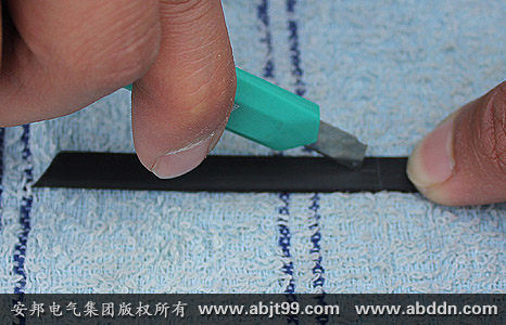 安邦太陽能電伴熱帶安裝操作(安裝示意圖)(圖18) 沿直線劃開電伴熱帶防護層