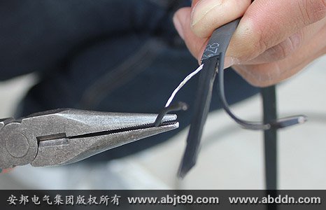 安邦太陽能電伴熱帶安裝操作(安裝示意圖)(圖23) 剝去包裹在金屬導線上的PTC導電塑料