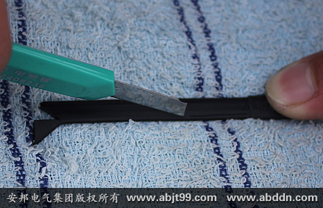 安邦太陽能電伴熱帶安裝操作(安裝示意圖)(圖22) 沿2條金屬導線內側劃開