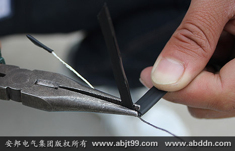 安邦太陽能電伴熱帶安裝操作(安裝示意圖)(圖25) 用尖嘴鉗剪去多余PTC導電塑料