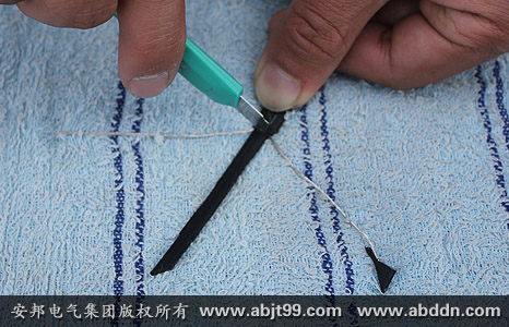 安邦太陽能電伴熱帶安裝操作(安裝示意圖)(圖24) 將中間多余的PTC導電塑料切除