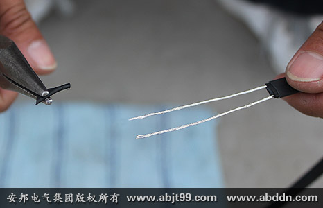 安邦太陽能電伴熱帶安裝操作(安裝示意圖)(圖28) 太陽能電伴熱帶首端已剝開