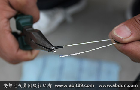 安邦太陽能電伴熱帶安裝操作(安裝示意圖)(圖27) 清理剝開的金屬導線