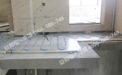 揚(yáng)州錦苑別墅區(qū)發(fā)熱電纜家庭電地暖(圖5) 上樓梯口電地暖安裝圖